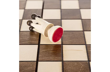 Drevené šachy z habru – elegantná klasika v kufríku