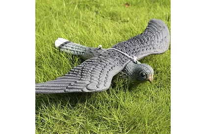 Závesný plašič – realistický sokol