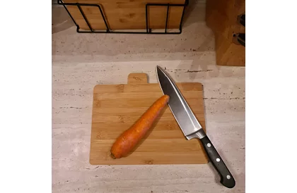 Sada 4 bambusových krájacích a servírovacích dosiek + stojan