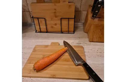 Sada 4 bambusových krájacích a servírovacích dosiek + stojan