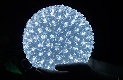 Vianočná LED svetelná závesná guľa – priemer 13cm