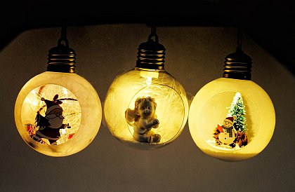 Vianočné banky s LED osvetlením a postavičkami vo vnútri – 3 kusy