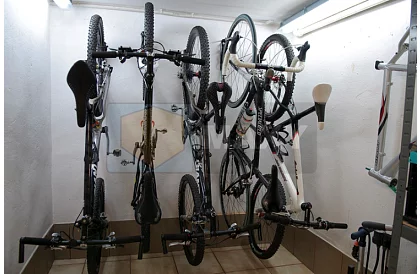 Háčik na zavesenie bicykla na stenu