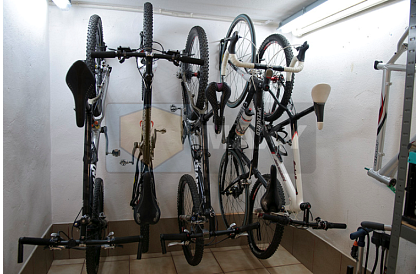 Háčik na zavesenie bicykla na stenu