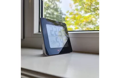 Digitálne hodiny s teplomerom a vlhkomerom