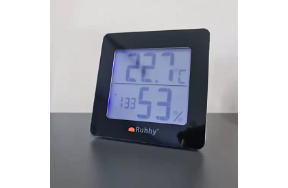 Digitálne hodiny s teplomerom a vlhkomerom