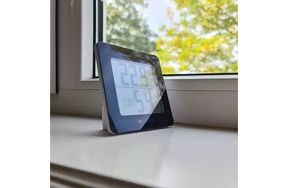 Digitálne hodiny s teplomerom a vlhkomerom