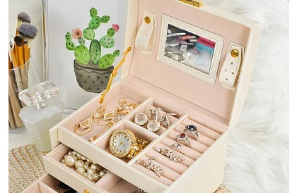 Elegantná šperkovnica – béžová so zámkom a saténovým povrchom