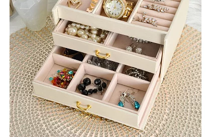 Elegantná šperkovnica – béžová so zámkom a saténovým povrchom