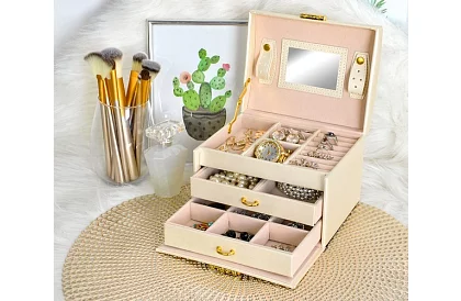 Elegantná šperkovnica – béžová so zámkom a saténovým povrchom