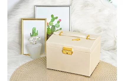Elegantná šperkovnica – béžová so zámkom a saténovým povrchom