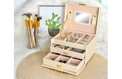 Elegantná šperkovnica – béžová so zámkom a saténovým povrchom