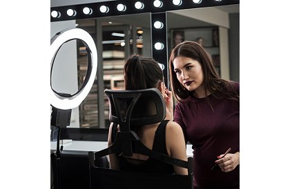 Hliníkové kozmetické kreslo s opierkou hlavy