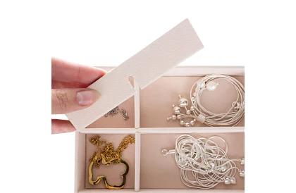 Elegantná šperkovnica – čierna so zámkom a saténovým povrchom