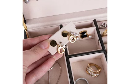 Elegantná šperkovnica – čierna so zámkom a saténovým povrchom