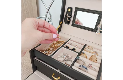 Elegantná šperkovnica – čierna so zámkom a saténovým povrchom