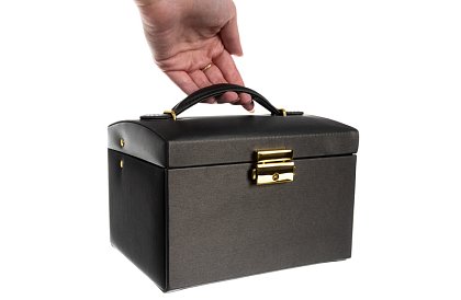 Elegantná šperkovnica – čierna so zámkom a saténovým povrchom