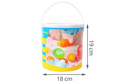 Drevené ovocie a zelenina na krájanie v vedre