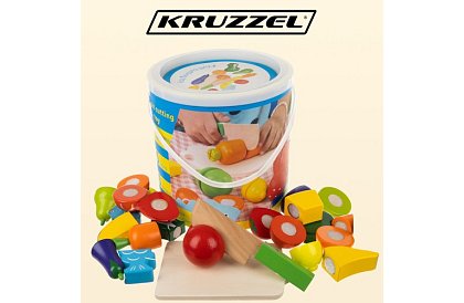 Drevené ovocie a zelenina na krájanie v vedre