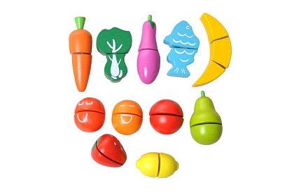 Drevené ovocie a zelenina na krájanie v vedre