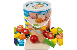 Drevené ovocie a zelenina na krájanie v vedre