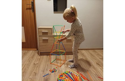 Barevná 3D stavebnica z brčiek 408 ks – kreatívna hra pre deti