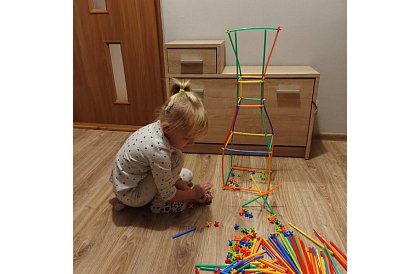 Barevná 3D stavebnica z brčiek 408 ks – kreatívna hra pre deti