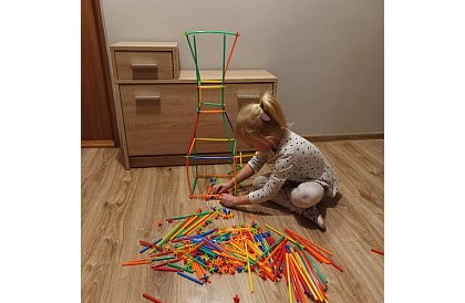 Barevná 3D stavebnica z brčiek 408 ks – kreatívna hra pre deti