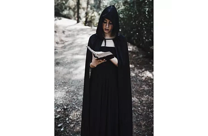 Dlhý plášť s kapucňou