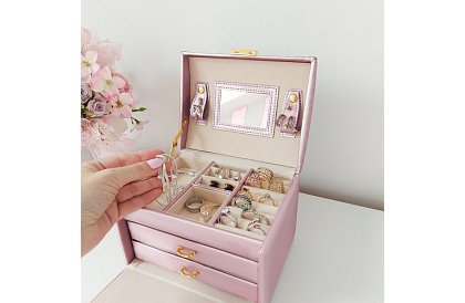 Elegantná šperkovnica – ružová s zámkom a saténovým povrchom