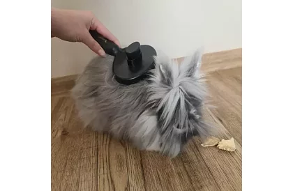 Samočistiaci vyčesávací kartáč na srsť