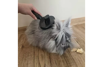 Samočistiaci vyčesávací kartáč na srsť