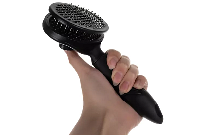 Samočistiaci vyčesávací kartáč na srsť