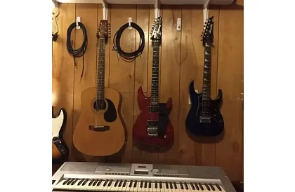 Držiak na gitaru – univerzálny pre strunové nástroje