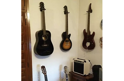 Držiak na gitaru – univerzálny pre strunové nástroje