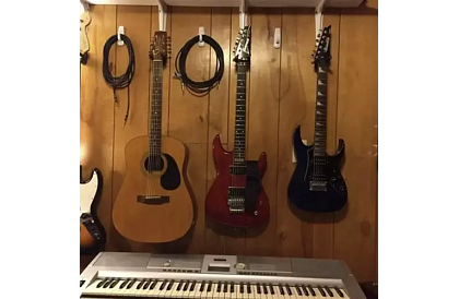 Držiak na gitaru – univerzálny pre strunové nástroje