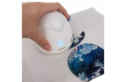 Strojček na odstránenie žmolkov z oblečenia