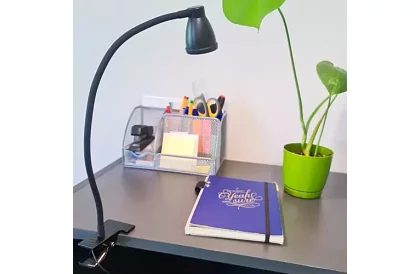 LED lampa na písací stôl s kovovým klipom – čierna