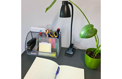 LED lampa na písací stôl s kovovým klipom – čierna