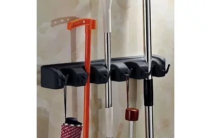 Nástenný držiak na záhradné náradie