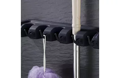 Nástenný držiak na záhradné náradie