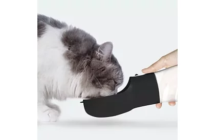 Cestovná fľaša na vodu pre psov s miskou na maškrty