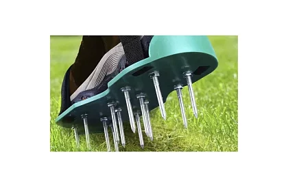 Univerzálny prevzdušňovač trávnika na topánky