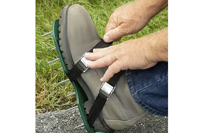 Univerzálny prevzdušňovač trávnika na topánky