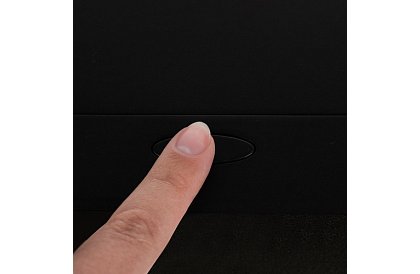 Vestavná výklopná zásuvka 3× 220 V – čierna