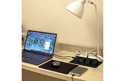 Vestavná výklopná zásuvka 3× 220 V – čierna