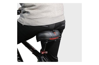 Cyklistické sedlo ACTIVE s vetraním a vodotesným poťahom