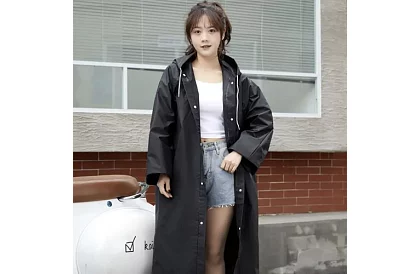 Silná čierna oversize pláštenka