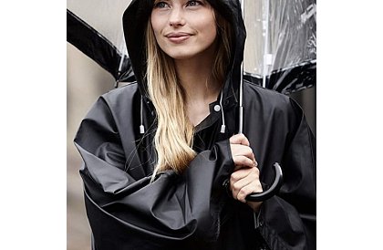 Silná čierna oversize pláštenka