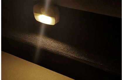 LED bezdrôtové svetlo so senzorom pohybu